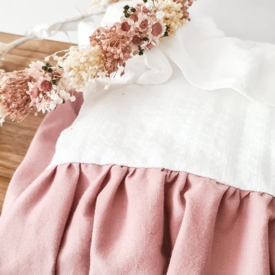 Vestido branco e rosa com folhos e coroa de flores secas