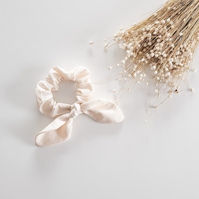 Elástico para cabelo bege com laço e ramo de flores secas