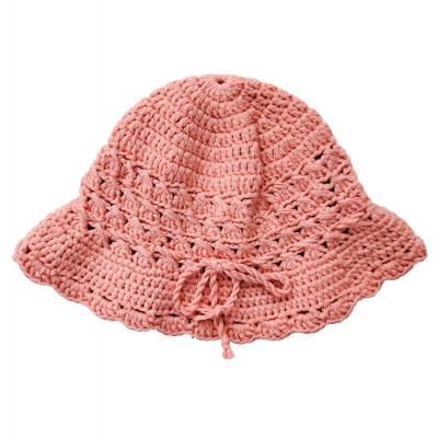 Chapéu de crochet rosa com padrão aberto e laço