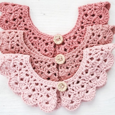 Três golas de crochet em tons de rosa com botões de madeira