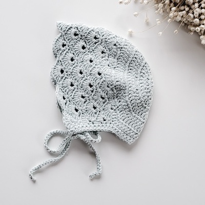 Touca de croché cinzenta clara com padrão de ondas e laços para amarrar