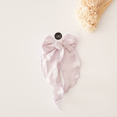 Laço rosa claro em tecido macio com etiqueta Two Little Sisters