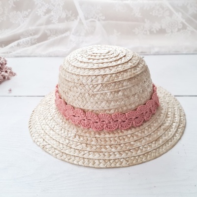 Chapéu de palha natural com fita rosa e decoração em renda ao fundo