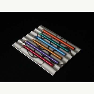 Conjunto de canetas coloridas numa base branca ondulada