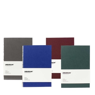 Cadernos artesanais coloridos com etiquetas brancas