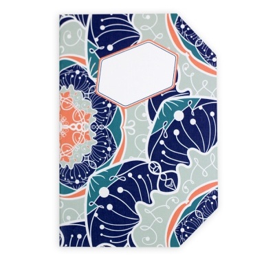 Capa para caderno com padrão floral abstrato colorido e área para escrita hexagonal