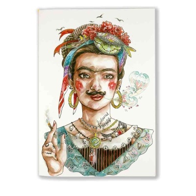 Ilustração colorida de mulher com bigode, flores e peixe na cabeça, colares e roupa padrão, segurando um cigarro