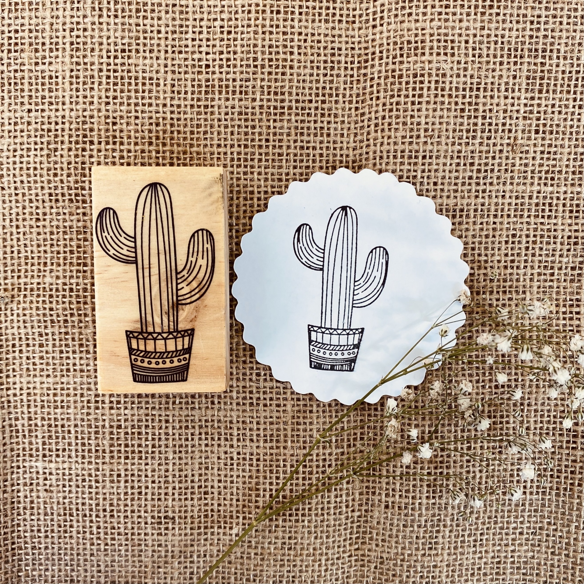 Carimbo com desenho de cacto e impressão em papel ao lado