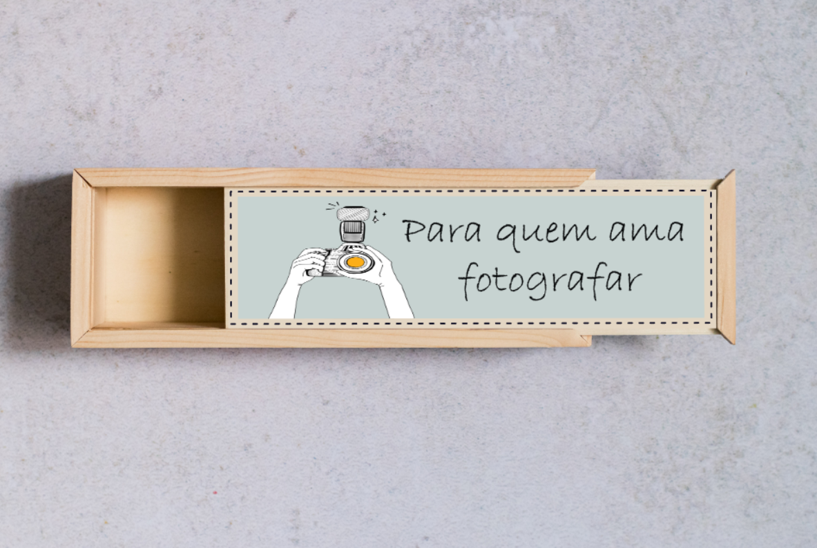 Caixa de madeira com tampa decorada com desenho de câmara e texto em português