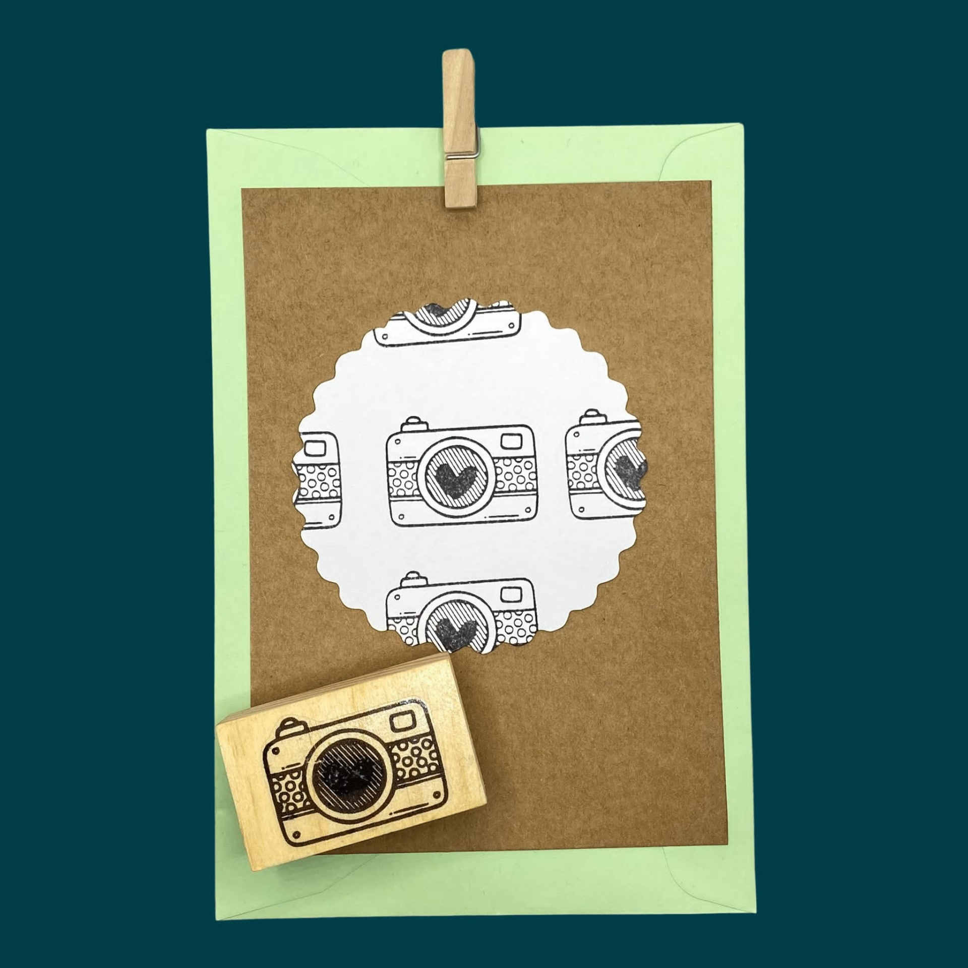 Carimbo em madeira com padrão de máquina fotográfica e cartolina com padrão carimbado