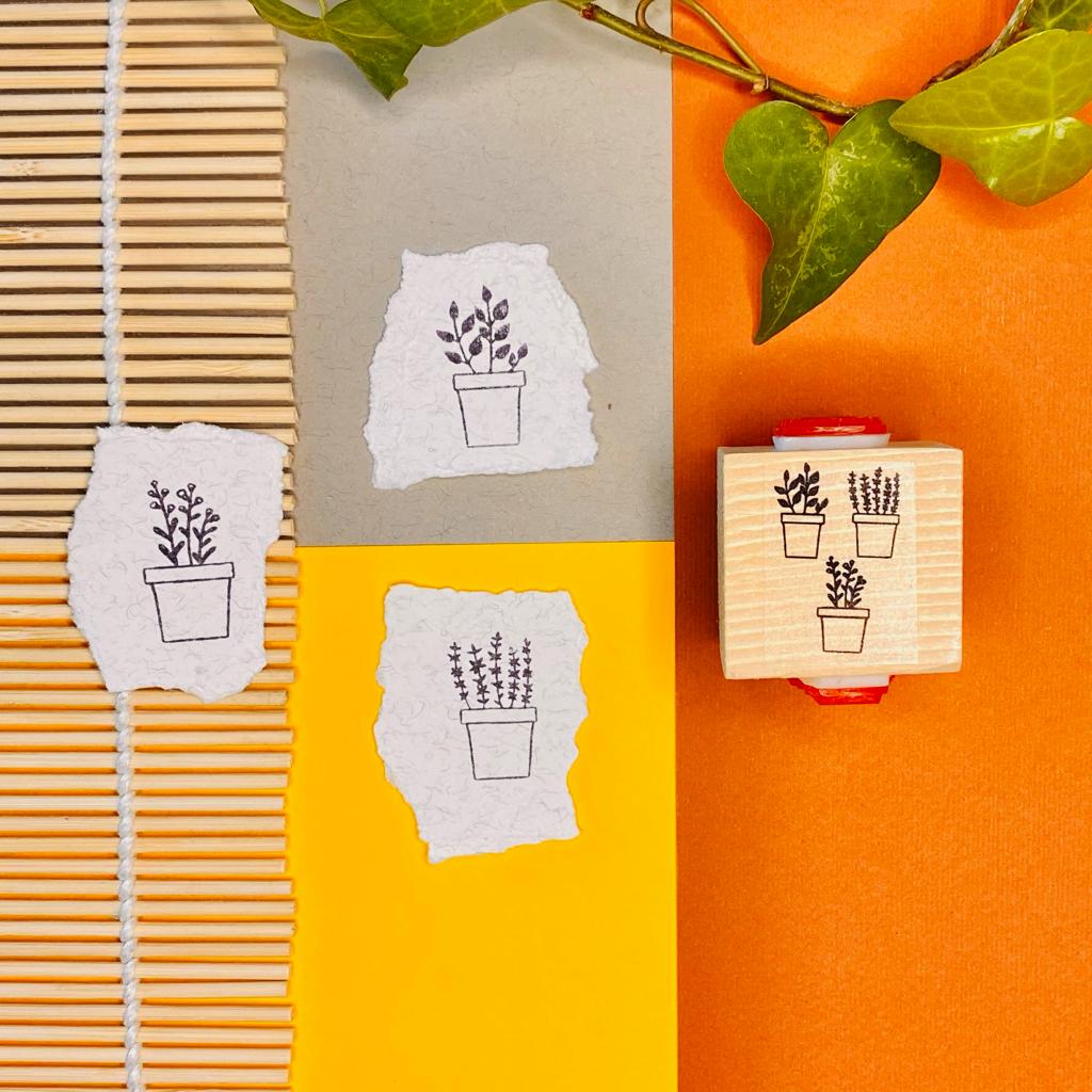 Carimbo de plantas em vasos com imagens carimbadas em papel e fundo colorido