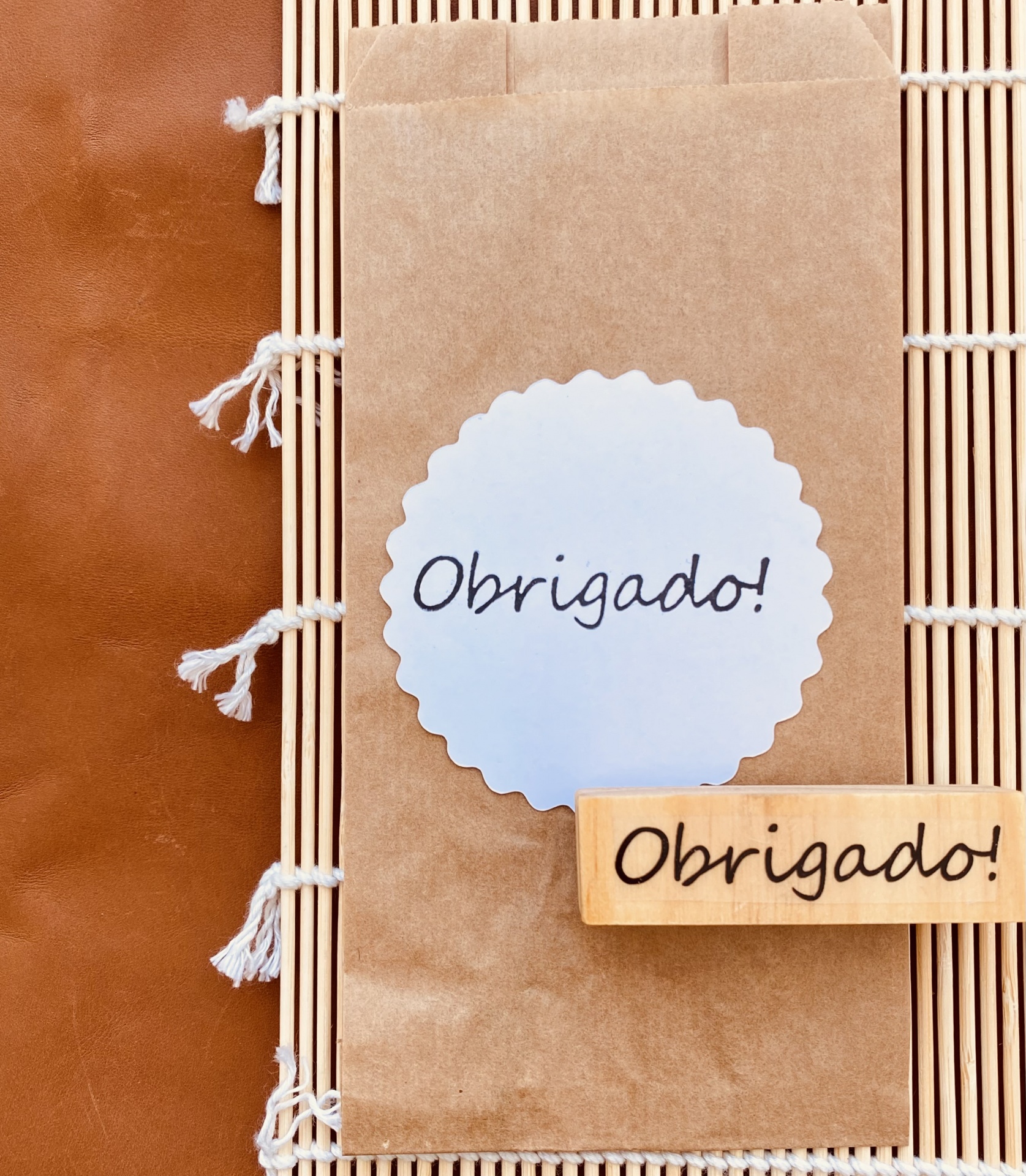Sacola de papel com etiqueta e carimbo 'Obrigado!'