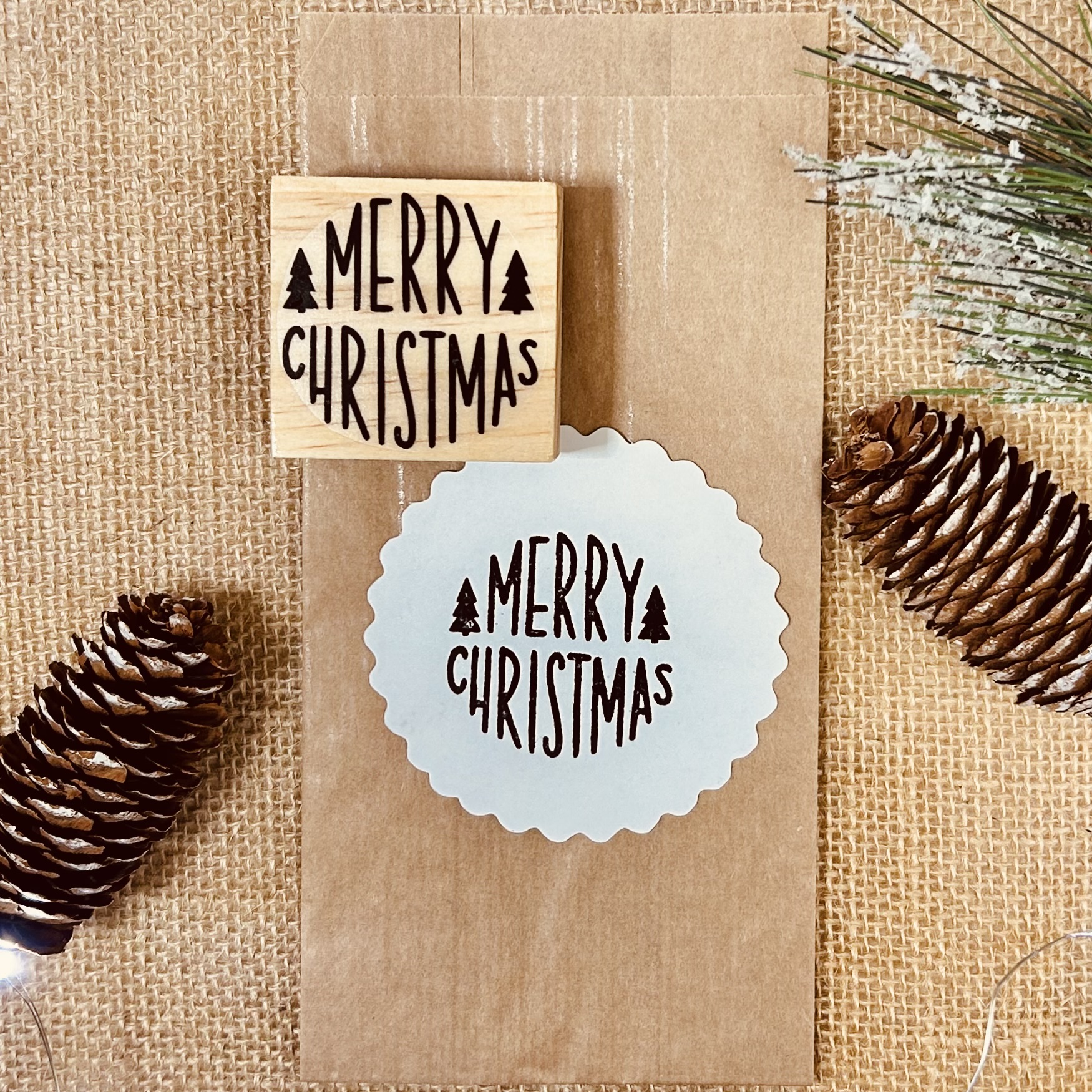 Carimbo de madeira e etiqueta com texto 'MERRY CHRISTMAS'