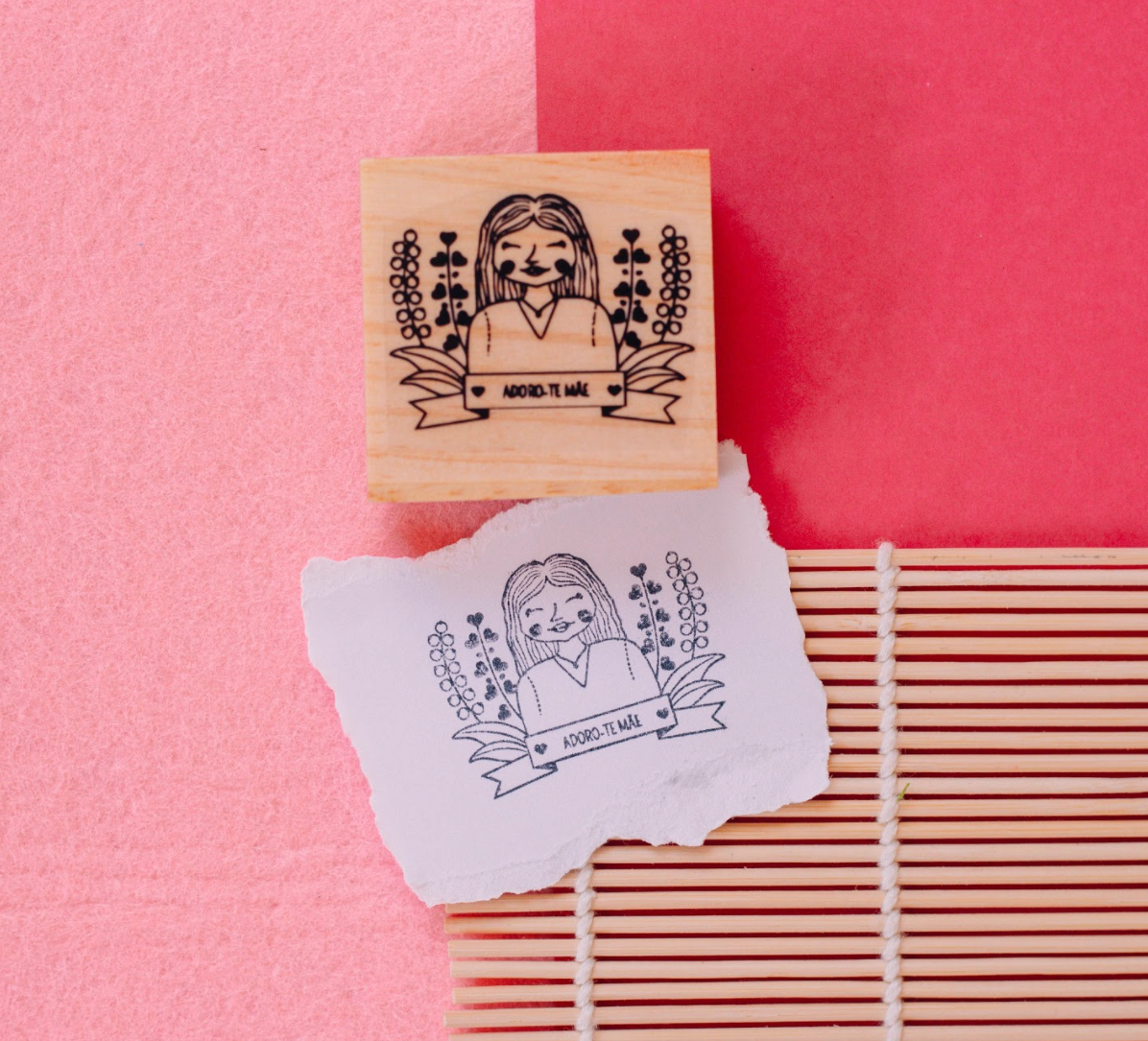Carimbo em madeira com ilustração de mulher e texto 'ADORO TE AMAR', com impressão em papel branco