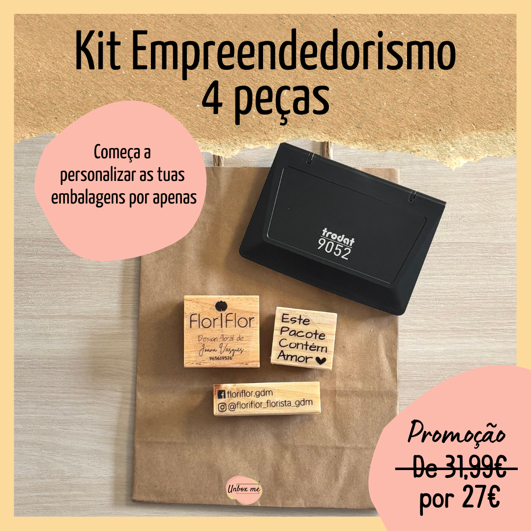 Kit Empreendedorismo com carimbos em madeira e um carimbo preto sobre fundo castanho
