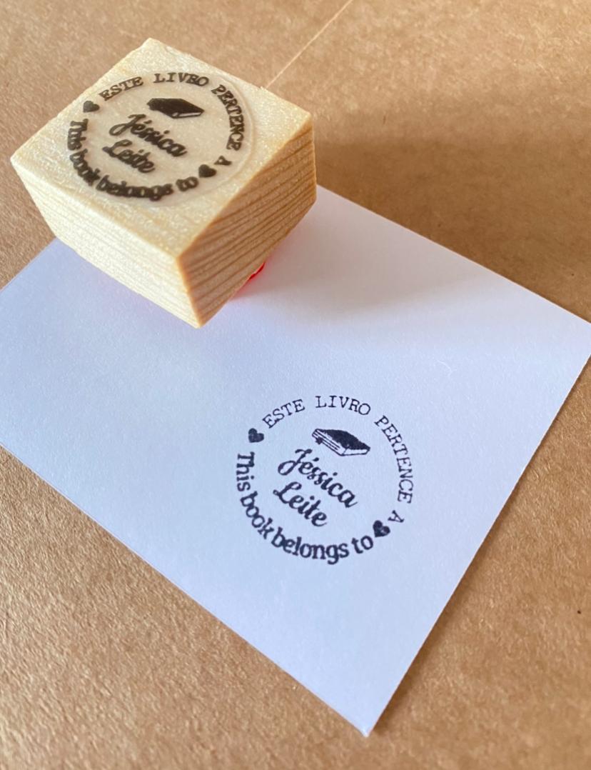 Carimbo de madeira com impressão redonda em papel branco