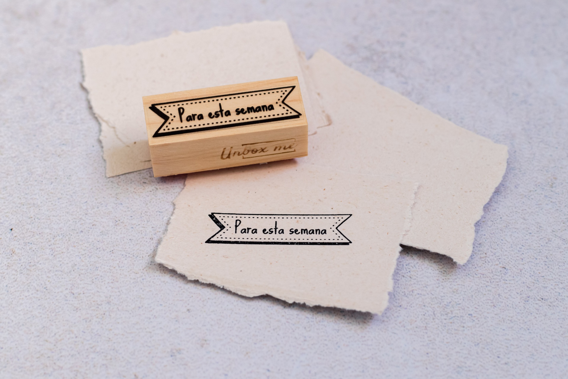 Carimbo de madeira com a frase Para esta semana sobre papel branco texturizado
