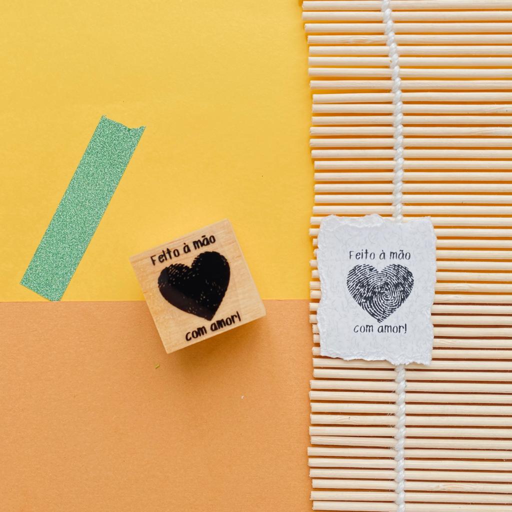 Carimbo de madeira com design de coração e texto 