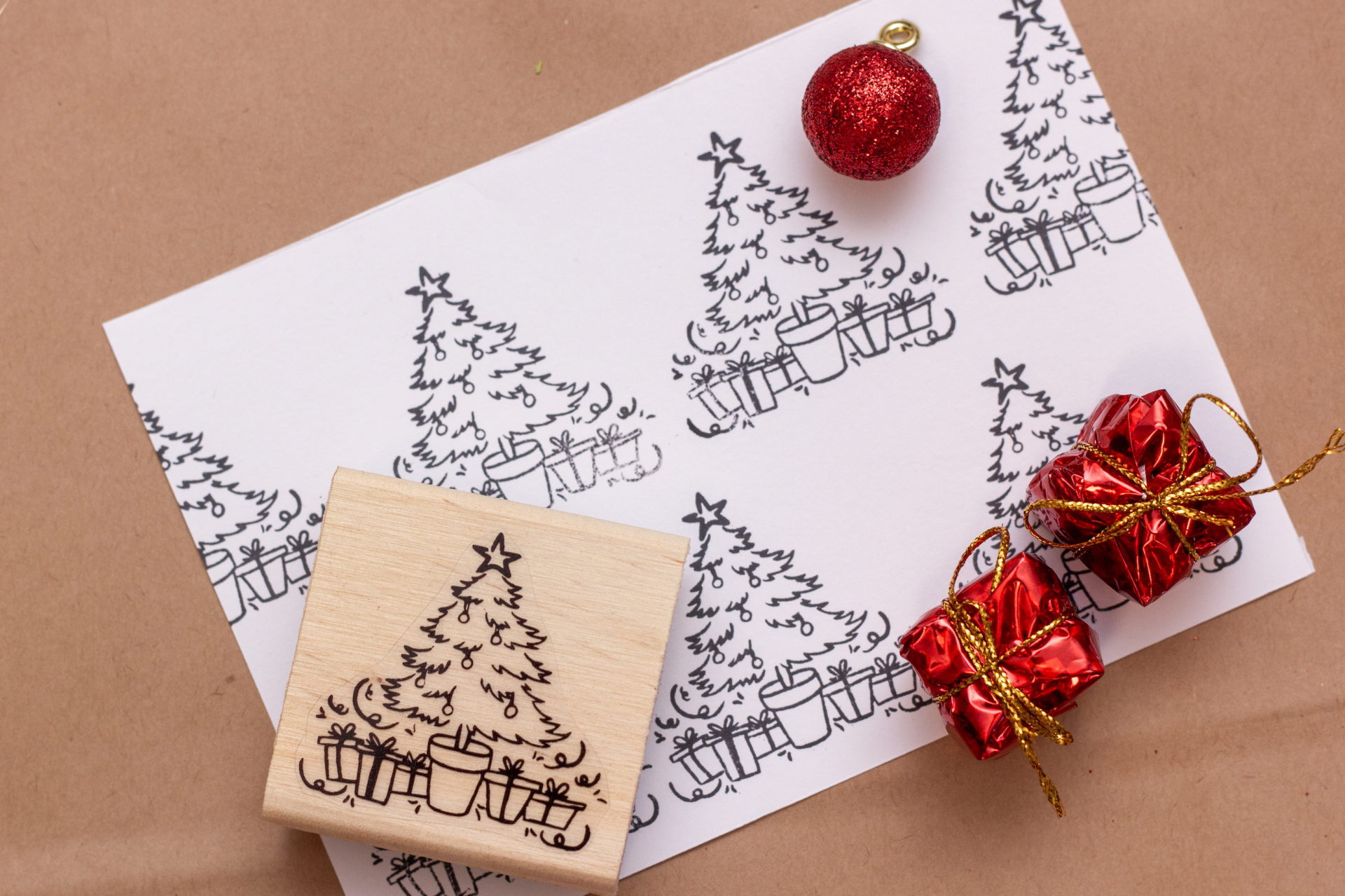 Carimbo de madeira Natal com presentes, papel carimbado, caixas de presente vermelhas e bola vermelha