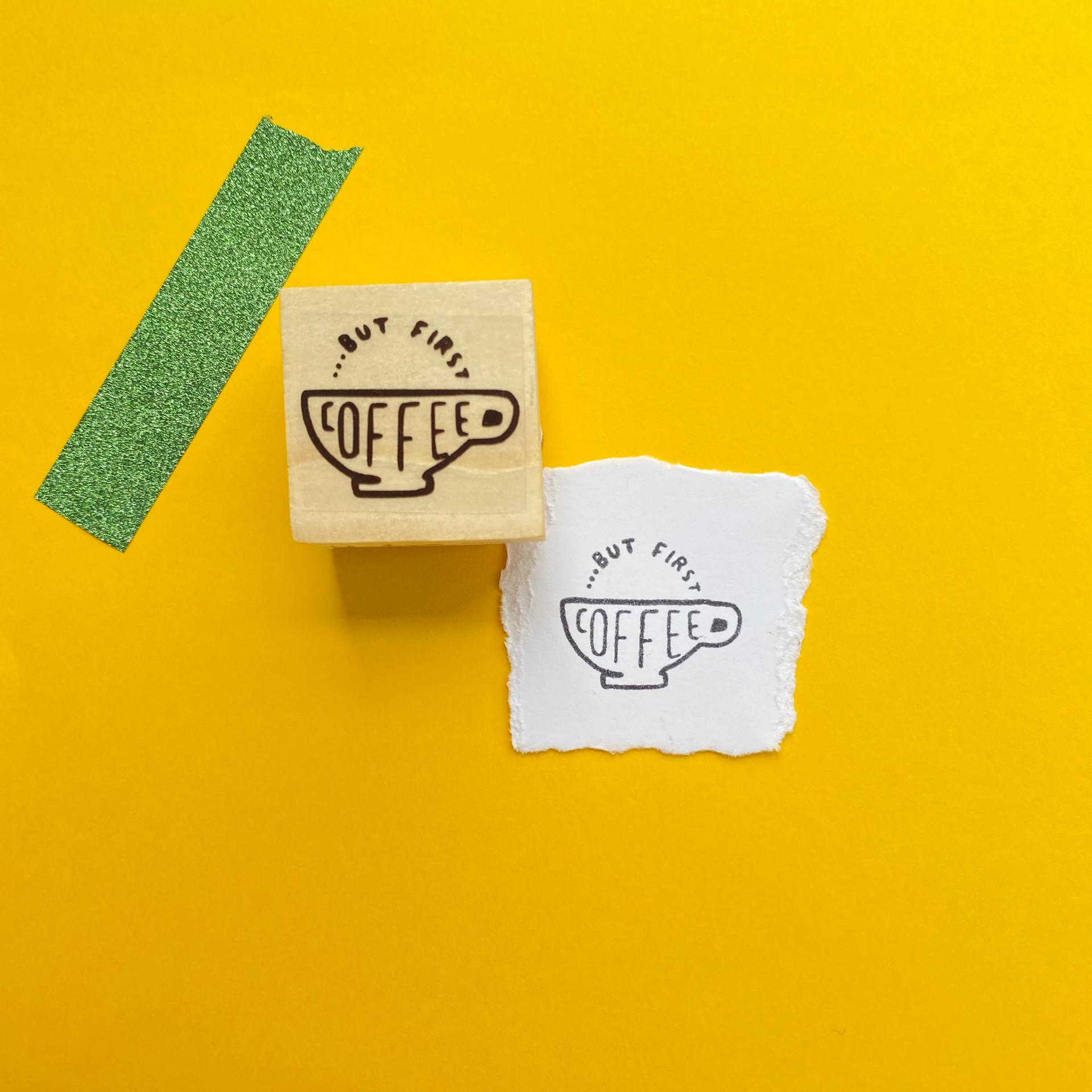 Carimbo de borracha com frase 'BUT FIRST COFFEE' e chávena de café
