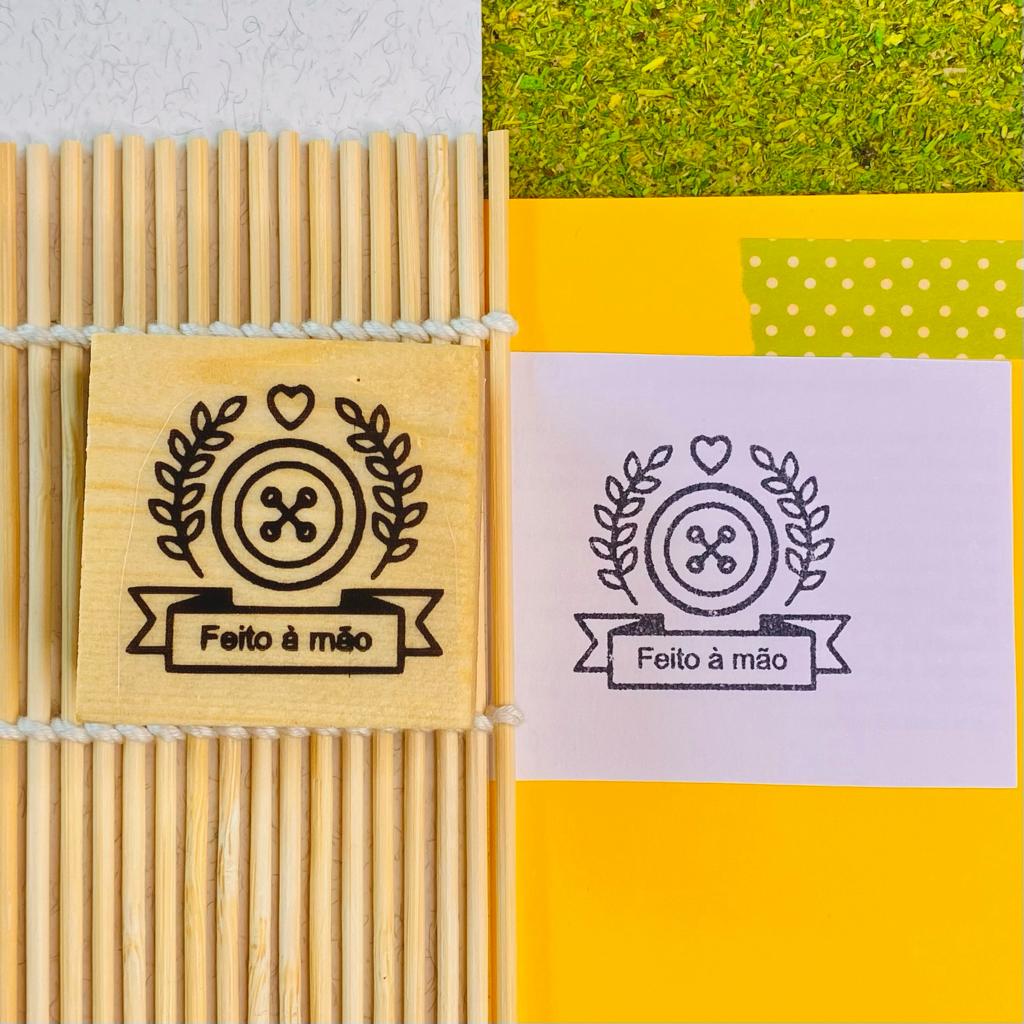 Etiqueta de madeira com design 'Feito à mão' ao lado de impressão semelhante em papel