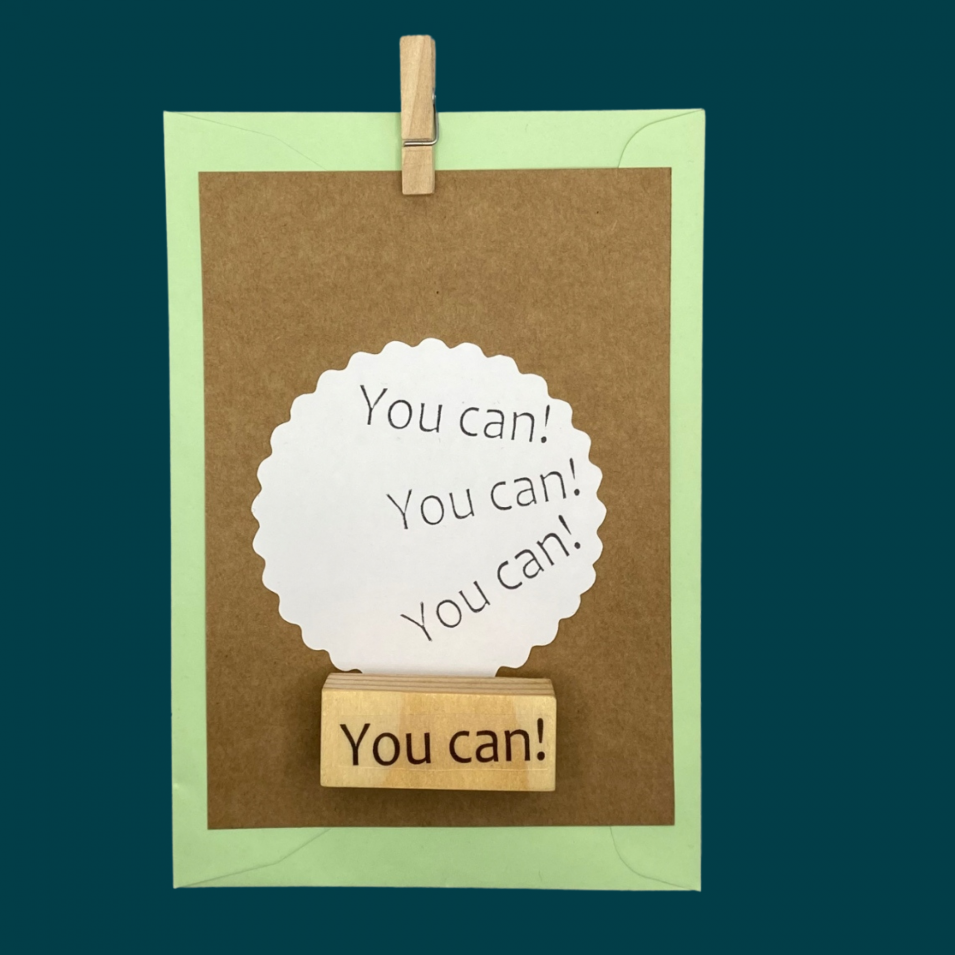 Cartão artesanal com mensagem motivacional em inglês, suporte de carimbo de madeira e envelope verde claro
