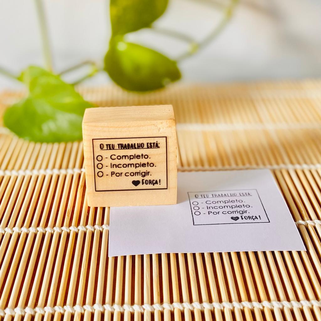 Carimbo de madeira com texto em português e marcação de opções
