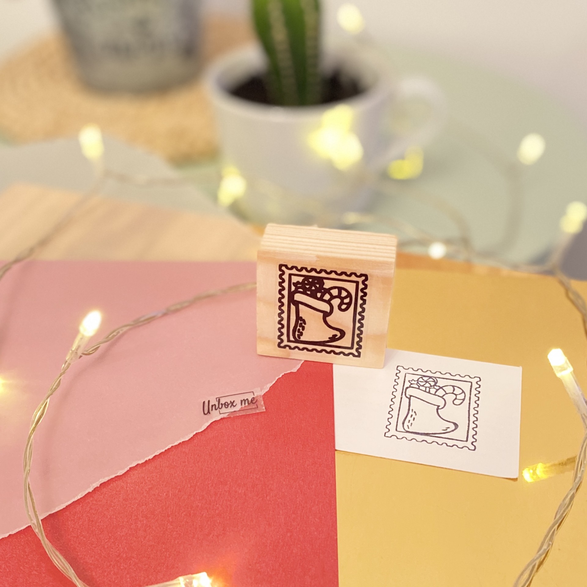 Carimbo de meia de Natal em madeira com papel e luzes decorativas