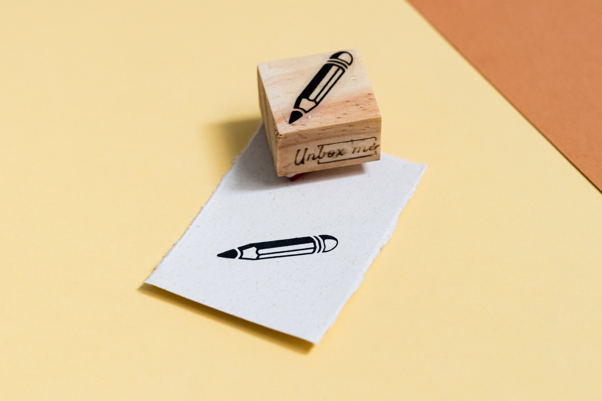 Carimbo de madeira com desenho de lápis e impressão em papel