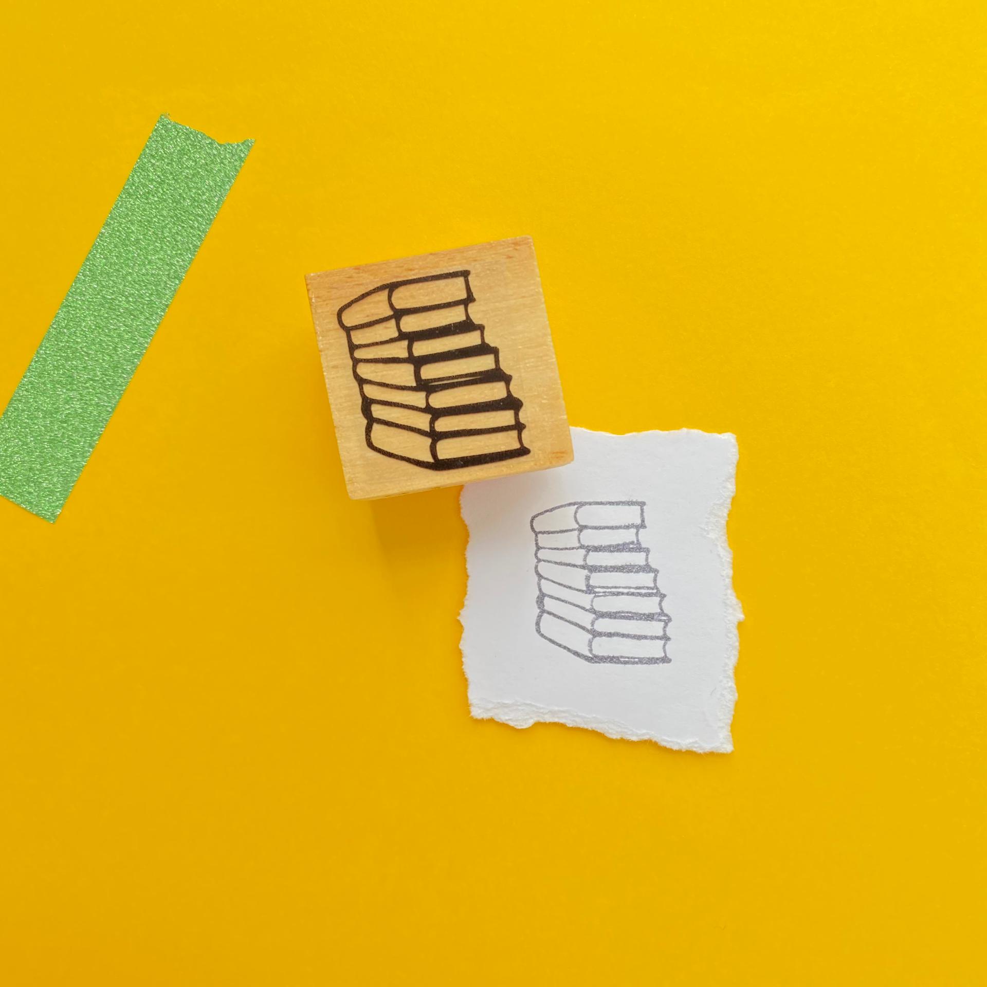 Carimbo de livros e impressão em papel sobre fundo amarelo