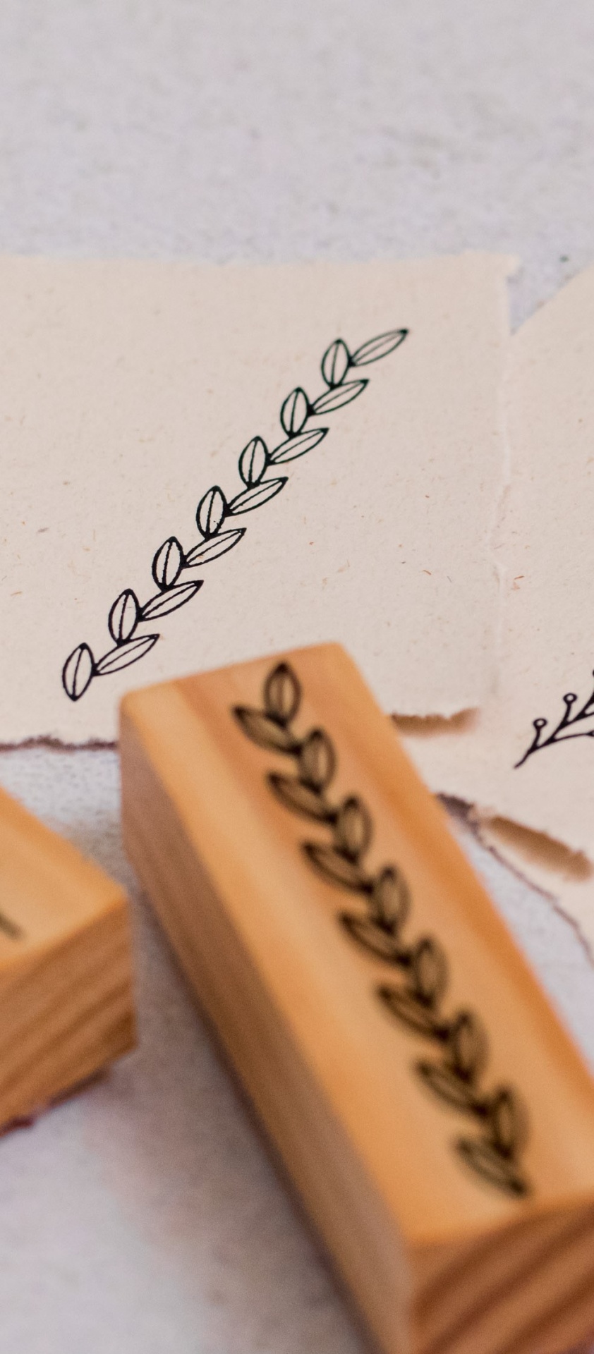 Carimbos de madeira com padrão de folhas e impressão em papel bege