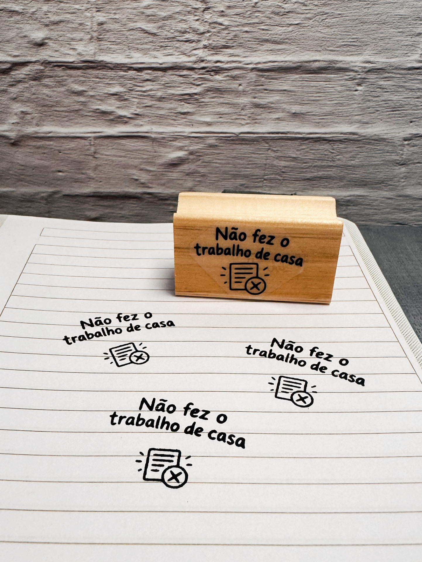 Carimbo de madeira com texto Não fez o trabalho de casa em papel branco