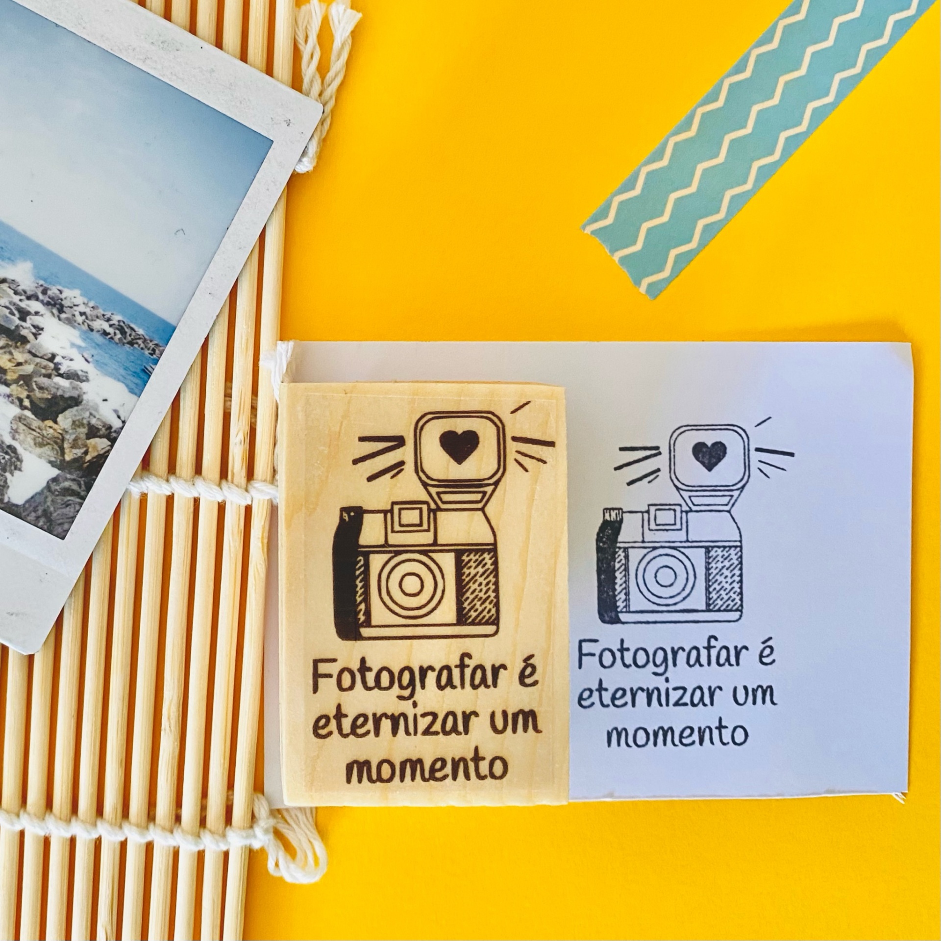 Carimbo de madeira com desenho de máquina fotográfica e texto em português