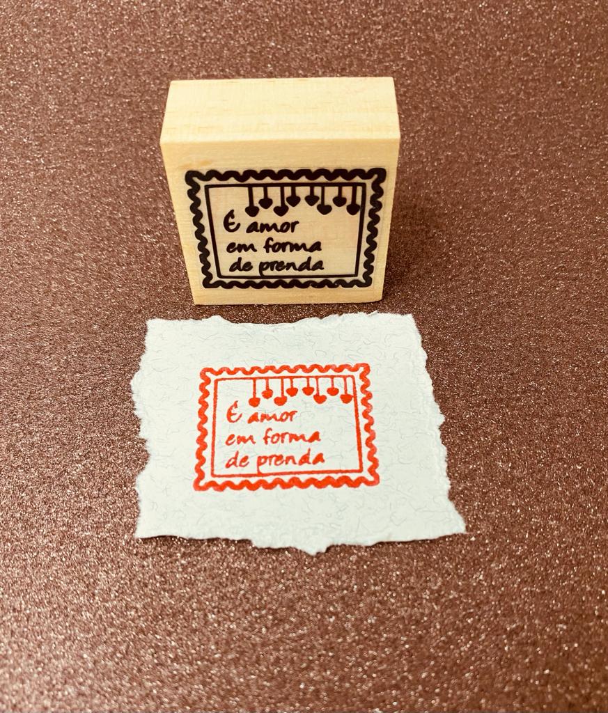 Carimbo de madeira quadrado com texto e design desenhado à mão