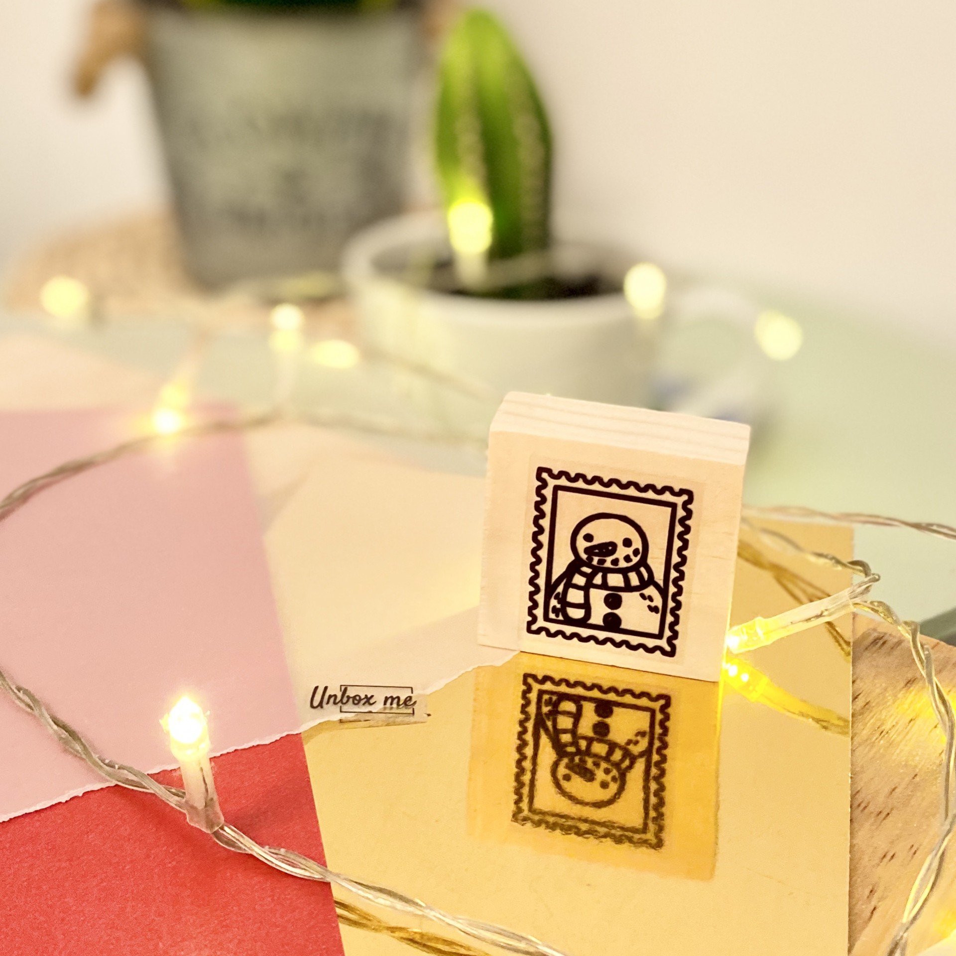 Carimbo de madeira com desenho de boneco de neve e luzes LED