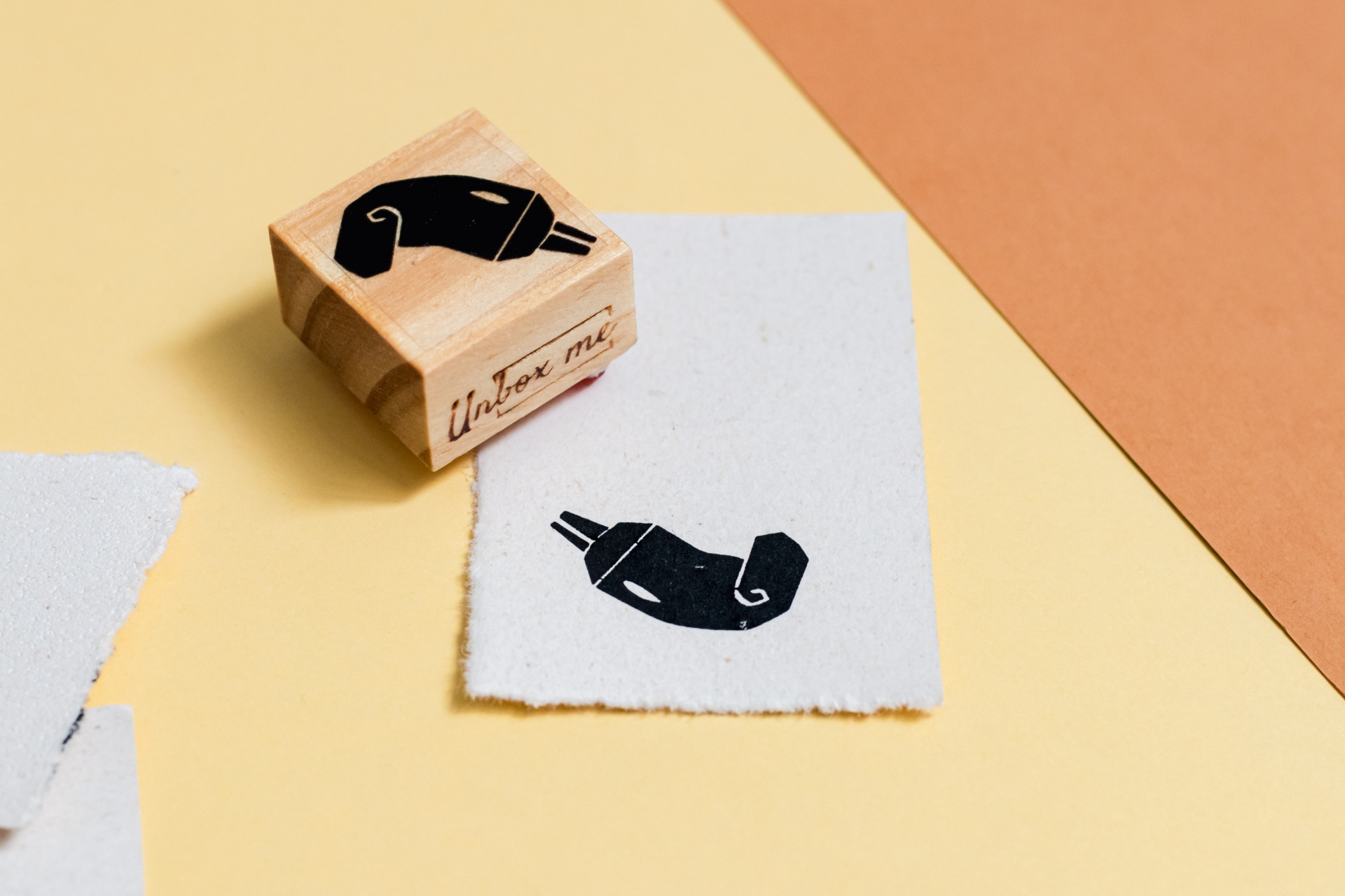 Carimbo de madeira com desenho de braço em punho e texto Undo me