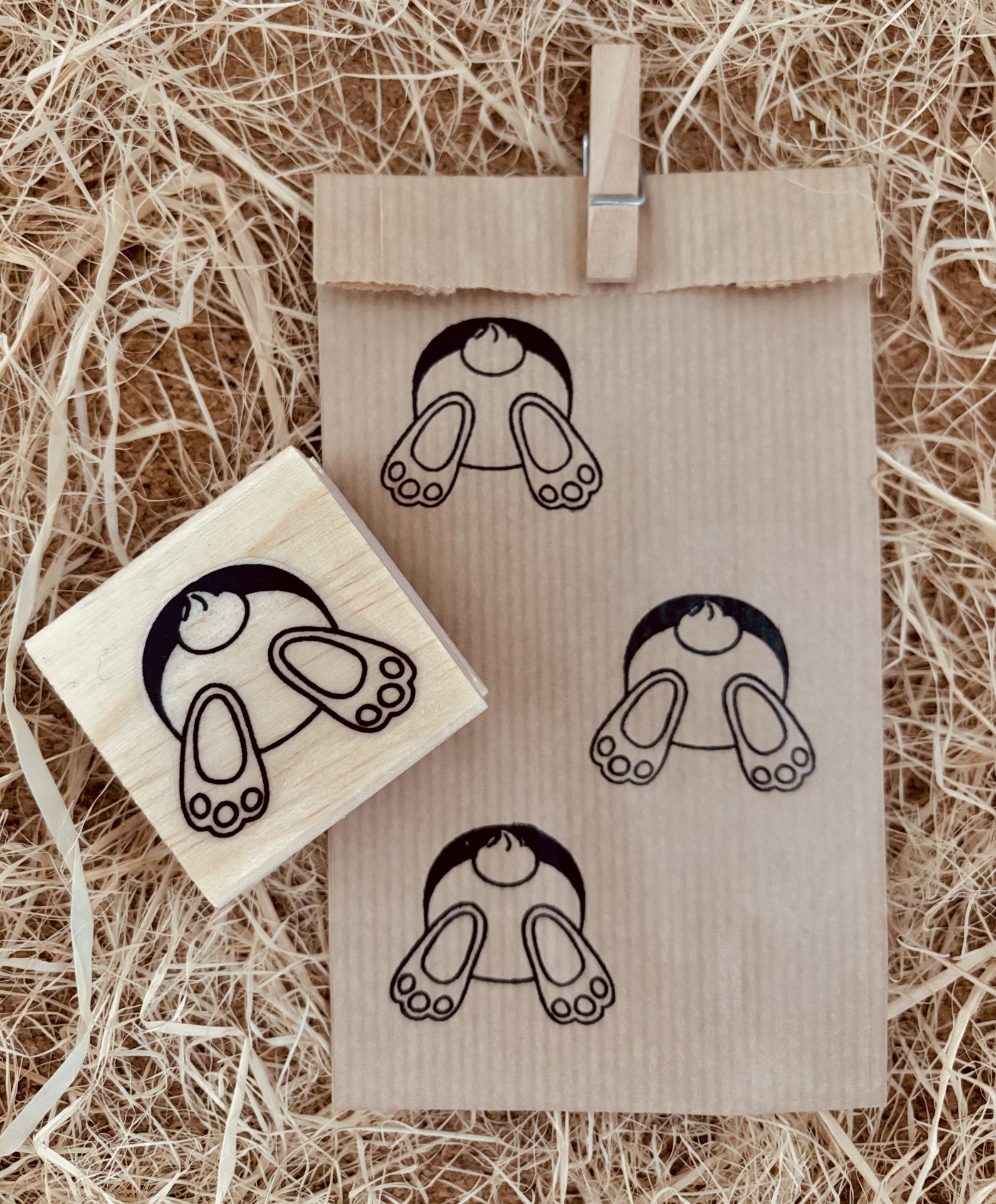 Carimbo de patas de coelho em saco de papel