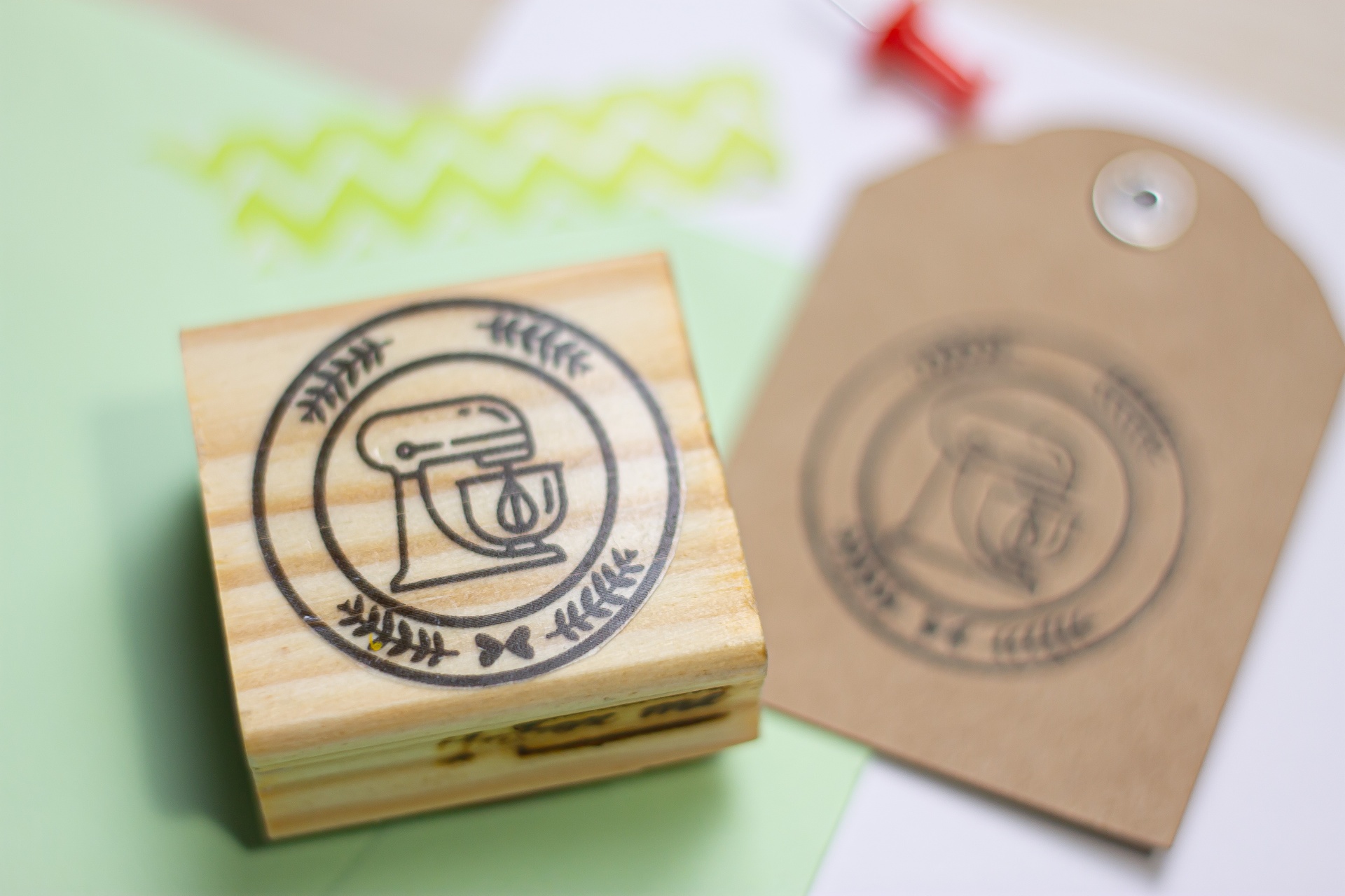 Carimbo em madeira com desenho de batedeira e etiqueta carimbada