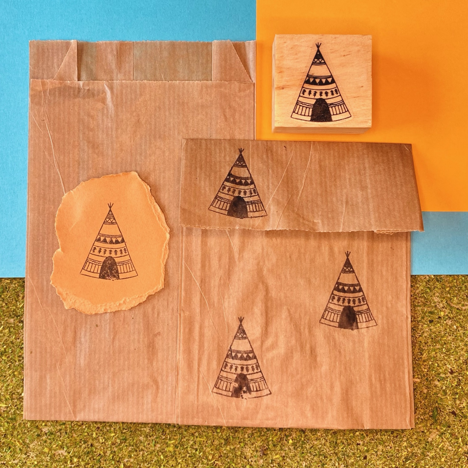 Selo de borracha com padrão de tenda indígena e embalagens de papel castanho com padrão estampado