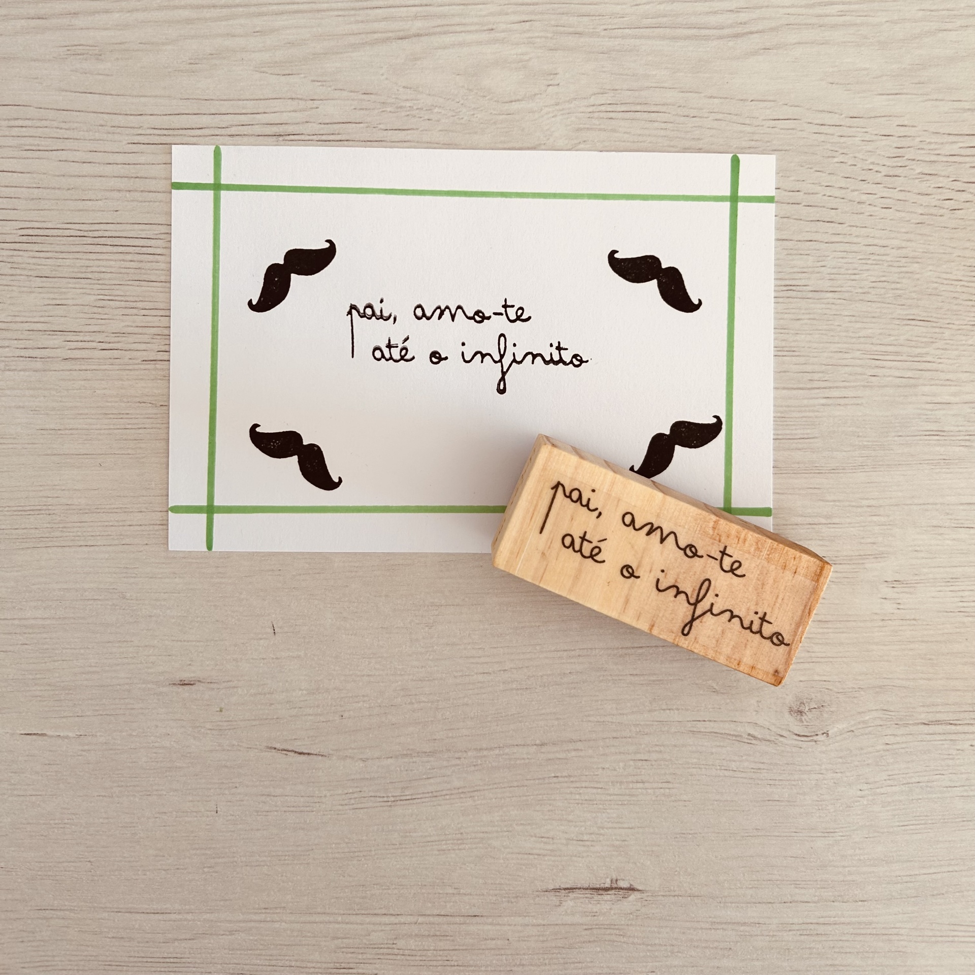 Carimbo de madeira com mensagem amorosa em português e cartão decorado