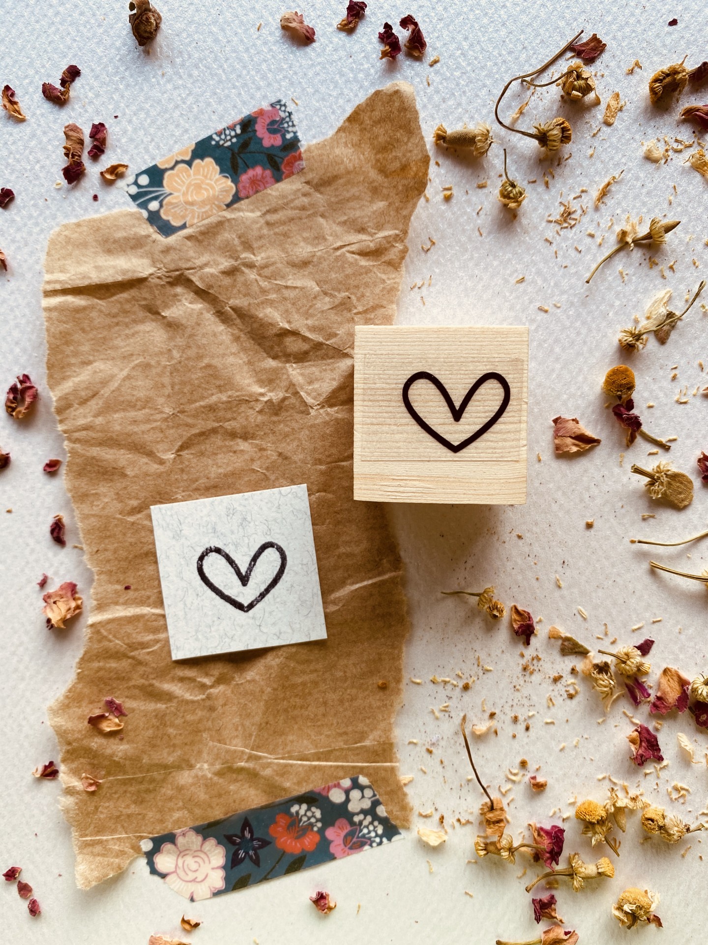 Carimbo coração em madeira com papel castanho e flores secas