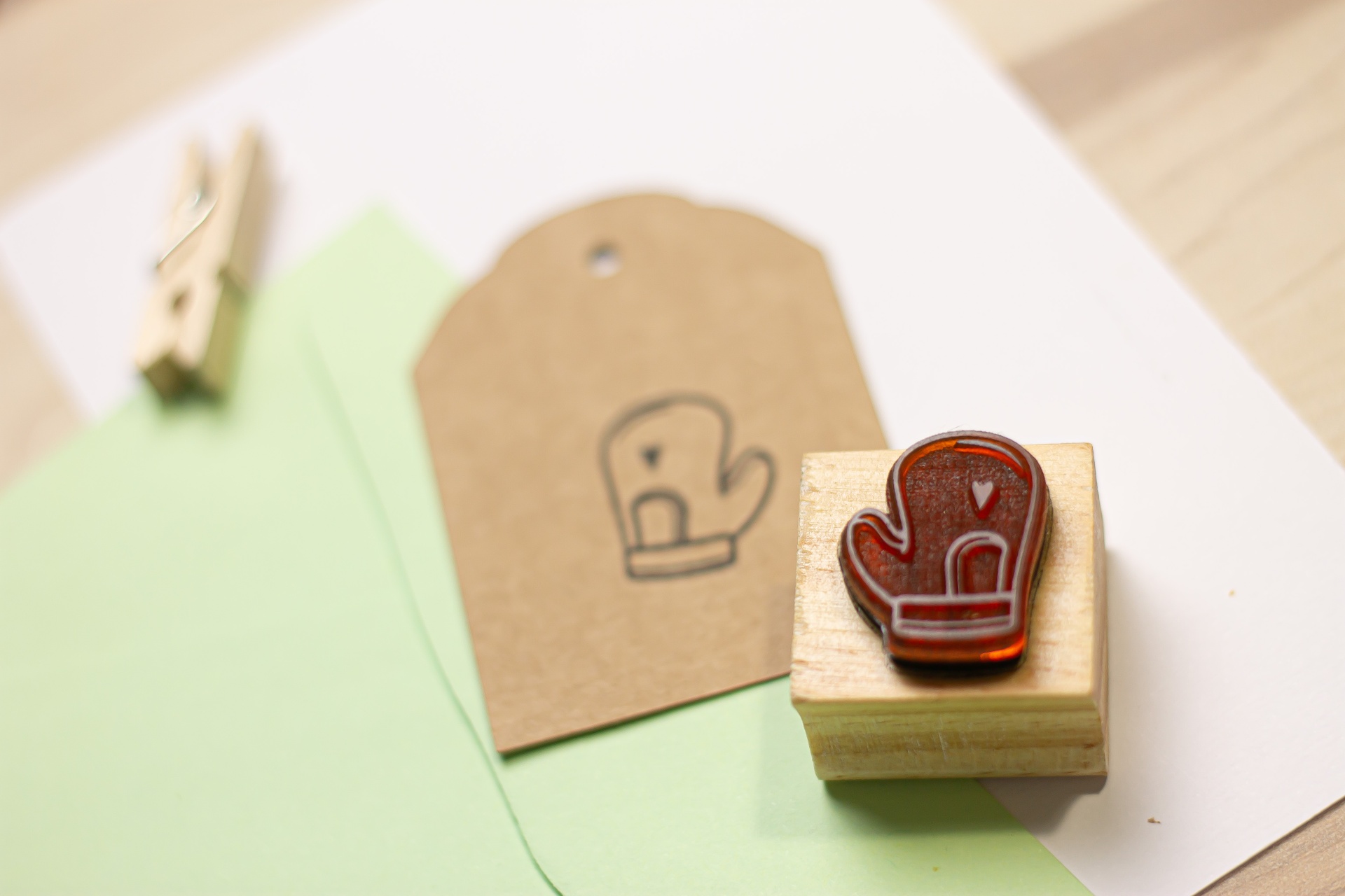 Carimbo de luva de forno castanha em base de madeira com saco de papel castanho e papel verde e branco