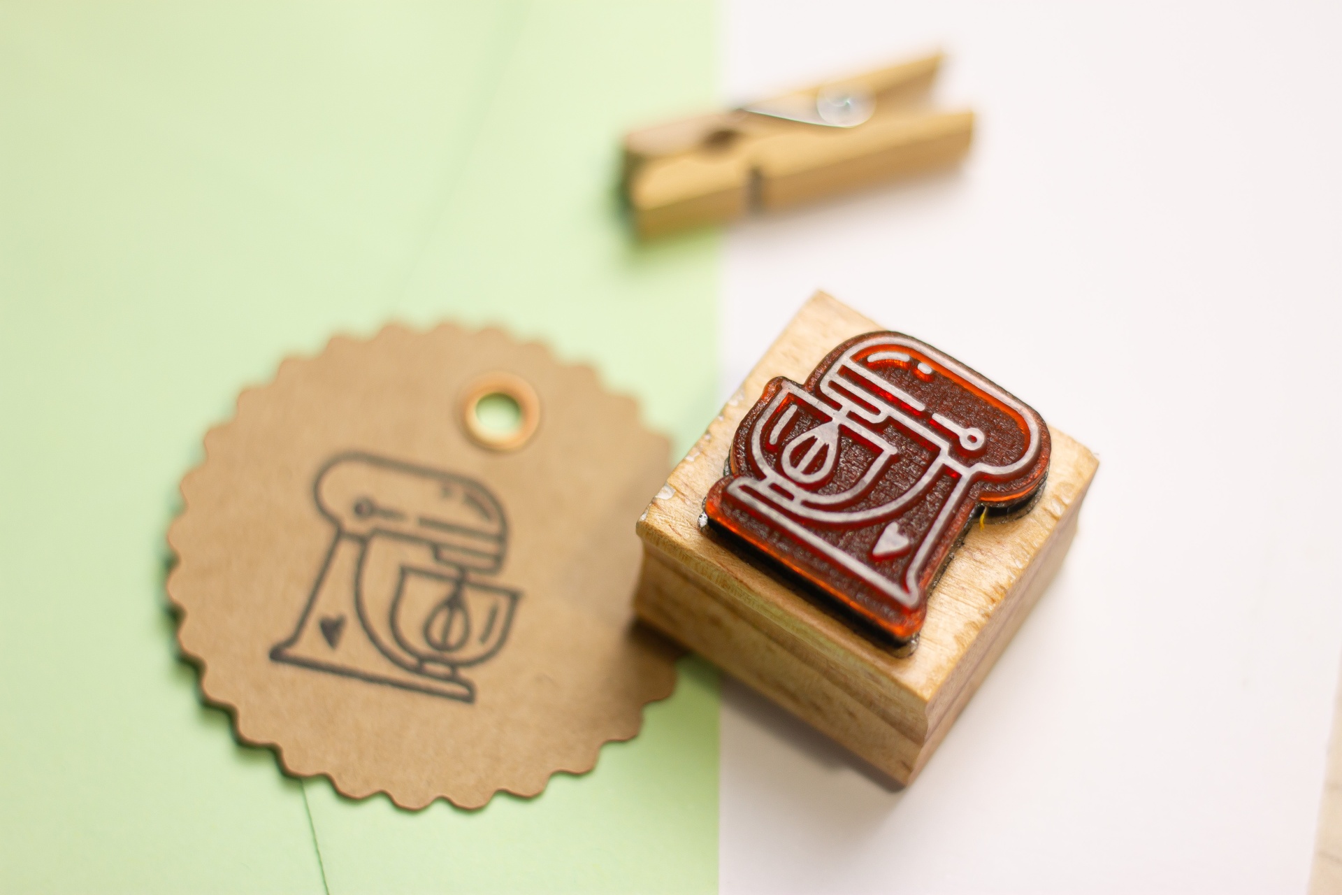 Carimbo de batedeira com selo de papel castanho e fundo verde e branco
