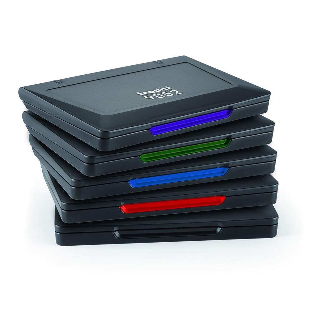 Cinco caixas plásticas pretas empilhadas com janelas coloridas e texto na tampa da caixa superior