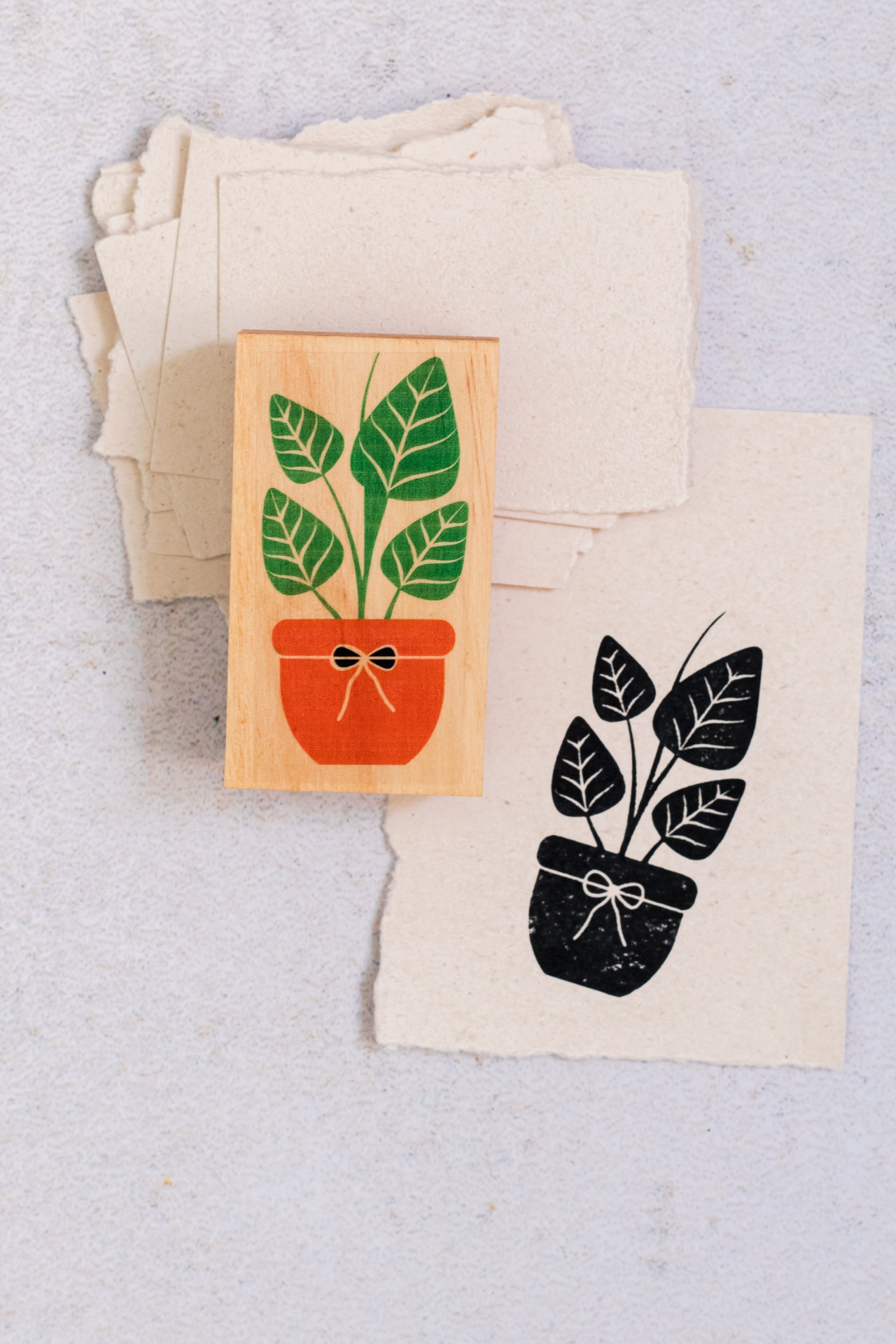 Selo de madeira com desenho de planta em vaso e impressão em papel