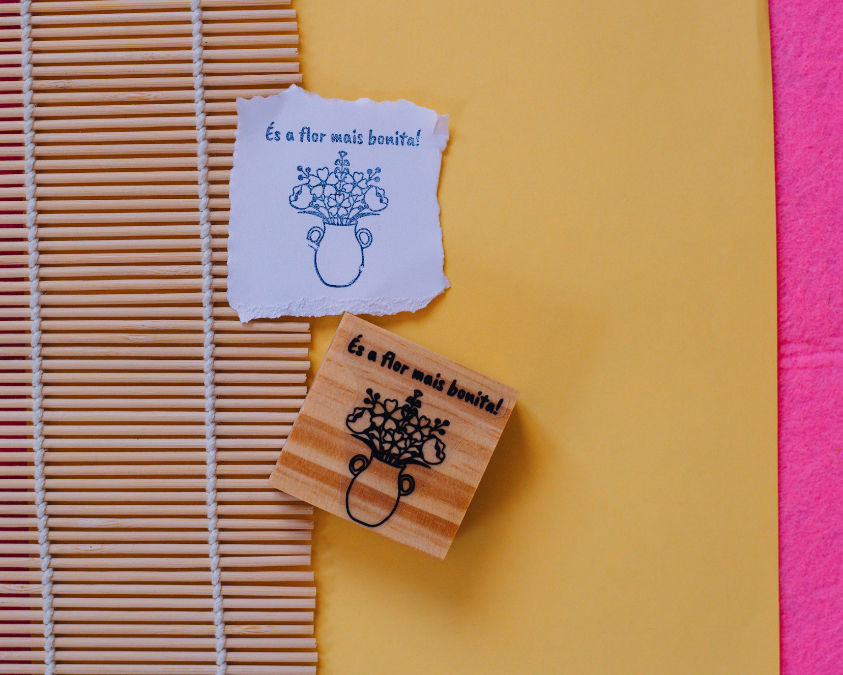 Carimbo de madeira com desenho da flor e texto e impressão em papel com o mesmo motivo