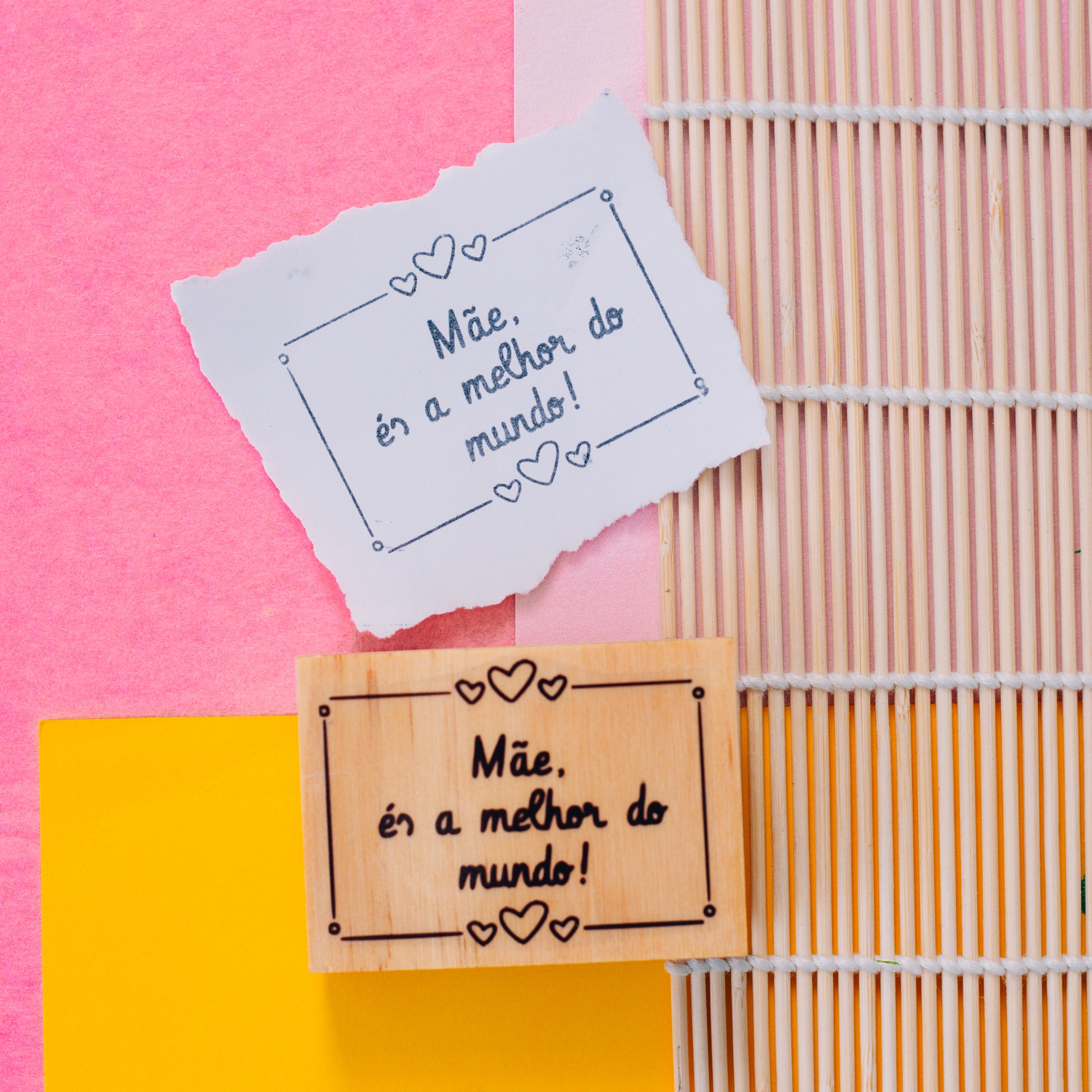 Carimbo de madeira com frase para mãe e impressão da frase em papel