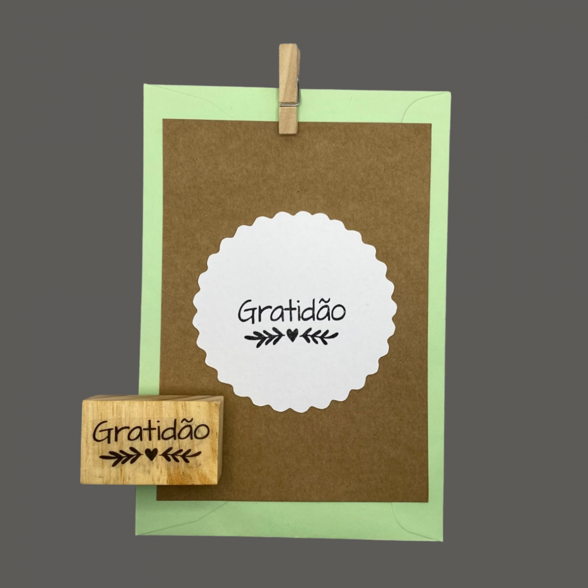 Carimbo de madeira e cartão com a palavra 