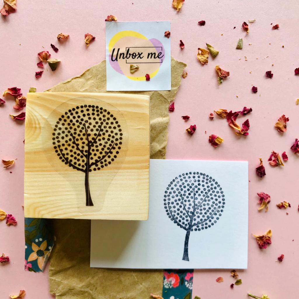 Selo de madeira com desenho de árvore e cartão com imagem semelhante