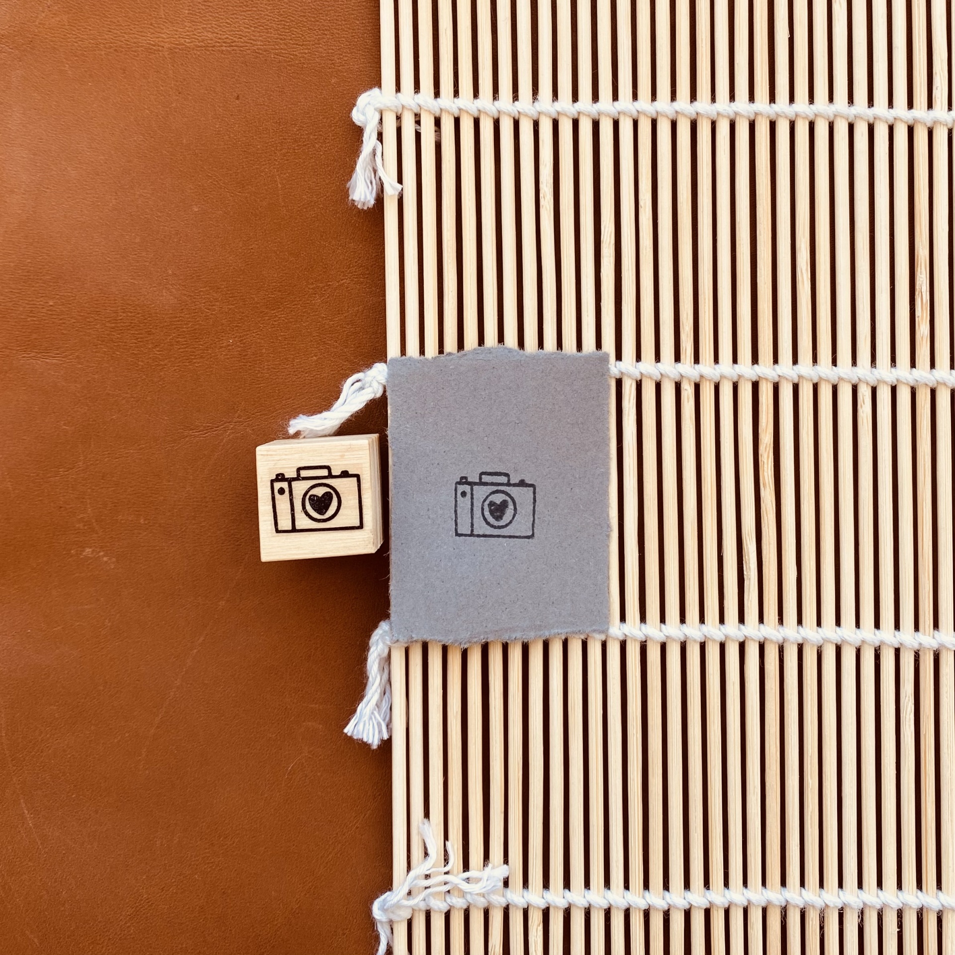 Carimbo de câmara sobre tapete de bambu e fundo castanho